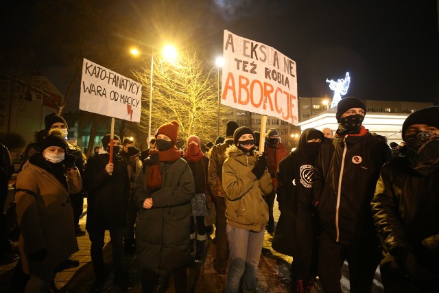 Protest przeciwko zaostrzeniu prawa aborcyjnego w Katowicach. Kobiety sprzeciwiają się wyrokowi Trybunału Konstytucyjnego.Zobacz kolejne zdjęcia. Przesuwaj zdjęcia w prawo - naciśnij strzałkę lub przycisk NASTĘPNE
