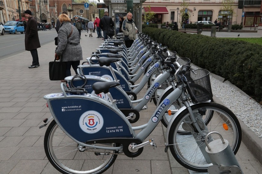 Wypożyczalnia rowerów na pl. Wszystkich Świętych.