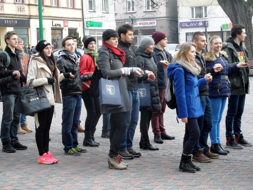 Ok. 200 osób tańczyło poloneza na rynku w Lublińcu