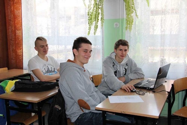 Uczniowie klasy 2D - Damian Kochmański, Maciej Serafin i Michał Szypuła, którzy zwyciężyli w półfinale.