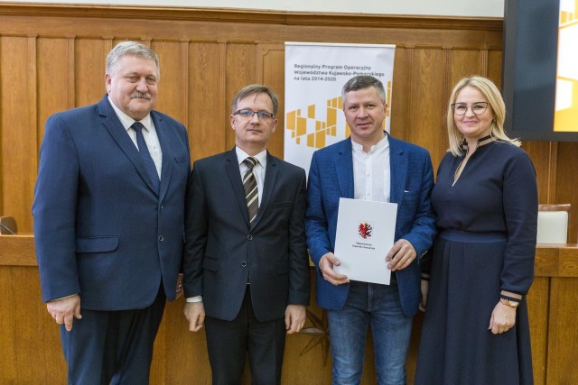 Wójt gminy Cekcyn Jacek Brygman odebrał w poniedziałek dotację na OZE od członków zarządu województwa