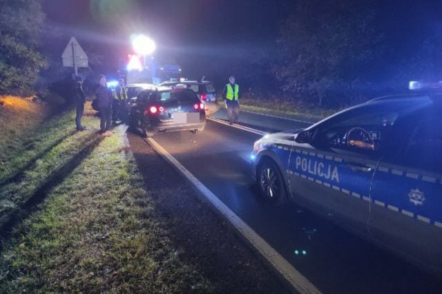 Strzały i pościg we Włodzimierzowie i Sulejowie. Policjanci gonili poszukiwanego i strzelali w opony samochodu.