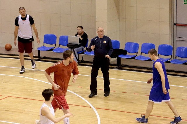 Mieczysław Major (w środku) będzie formalnie drugim trenerem Wilków Morskich. W sobotę, pod nieobecność Krzysztofa Koziorowicza, to on może mieć największy wpływ na grę szczecińskiej ekipy.