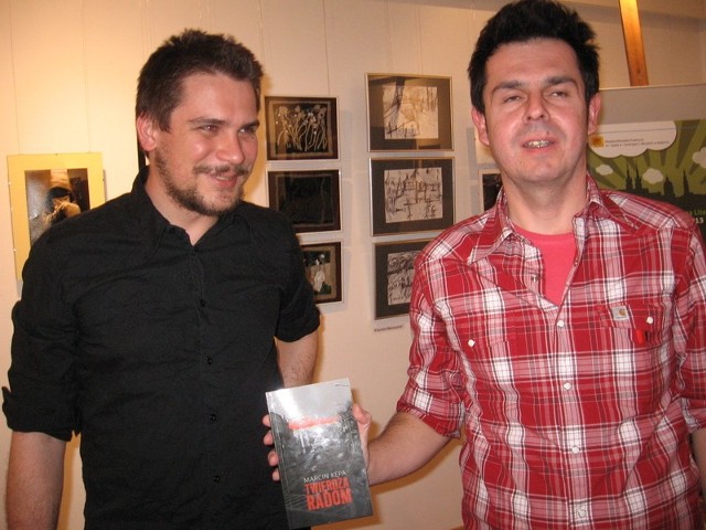 Mamy jużnaszą ksiązkę! cieszą się autor, Marcin Kępa- z prawej i ilustrator, Mateusz Kamieński