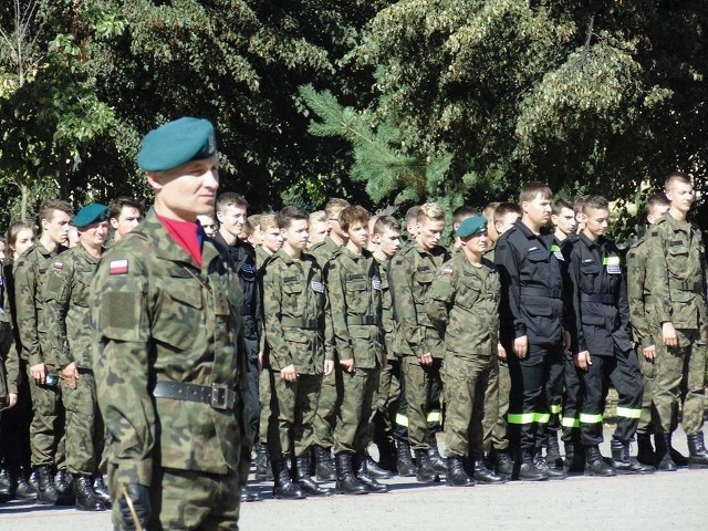 Młodzież z naszego miasta chętnie wstępuje do szkoły mundurowej. Powstaje tylko jedna klasa, więc w szkole wybierają najlepszych.