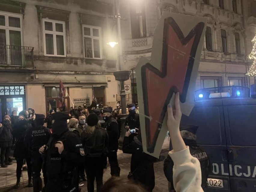 Strajk kobiet w Łodzi. Uczestnik protestu wylegitymowany po użyciu siły? "To ZOMO Kaczyńskiego" - mówi o policji
