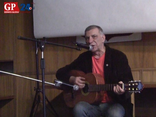 Przed filmem śpiewał Tadeusz Sikora.