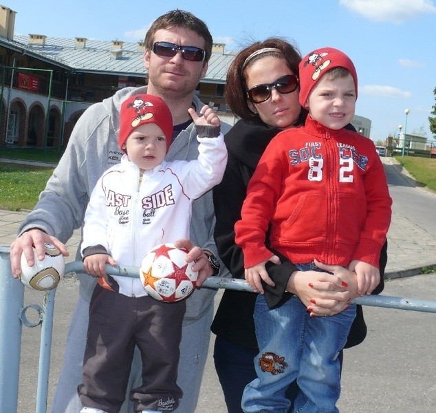 Rastko Stojković i jego najbliżsi dobrze czują się w Kielcach. Tutaj organizują sobie życie. Na zdjęciu z żoną Mariją oraz synami Aleksandrem i Stefanem.