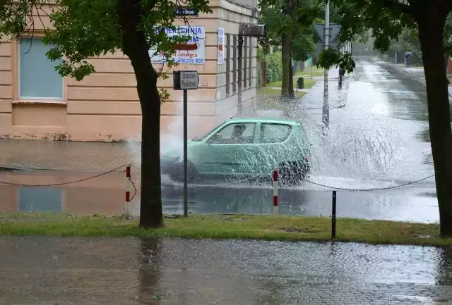 Ulica 1 Sierpnia w Stalowej Woli, gdzie podczas intensywnych opadów zawsze tworzy się duża kałuża