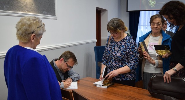 Wojciech Sowała odpowiadał na pytania mieszkańców oraz chętnie podpisywał i wypisywał dedykacje swoim czytelnikom.