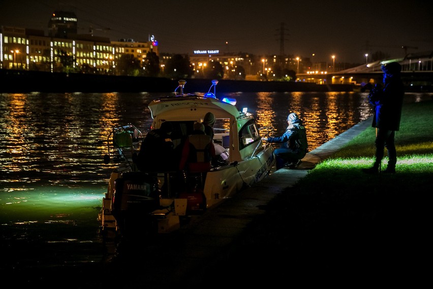 Nocne poszukiwania na Wiśle. Policja szuka śladów zabójstwa Katarzyny Z. [ZDJĘCIA, WIDEO]