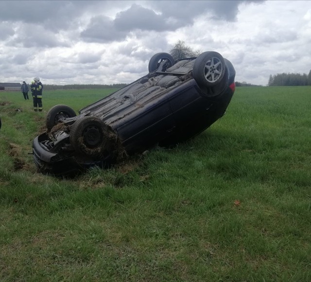 W Lipskich Budach, na łuku volkswagen wypadł z drogi i dachował.