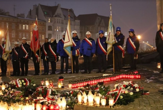 Gdańsk: Uroczystości 52. rocznicy Grudnia' 70 przed Pomnikiem Poległych Stoczniowców