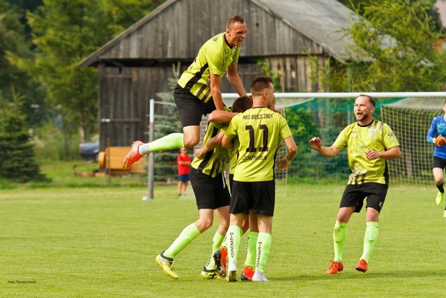 MKS Arłamów Ustrzyki Dolne górą w meczu na szczycie krośnieńskiej "okręgówki" z Cosmosem Nowotaniec. Piłkarze trenera Grzegorza Tkacza wygrali 2:0