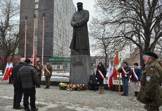 Składanie kwiatów pod pomnikiem Józefa Piłsudskiego.