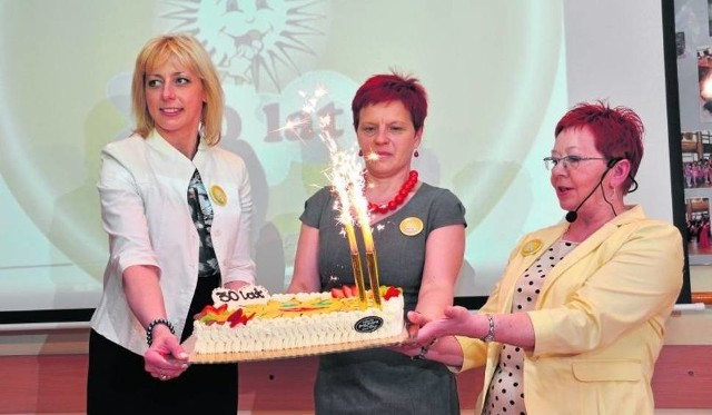 Elżbieta Sorbian z prawej, która kierowała  klubem "Słoneczko" ponad 30 lat prosiła o pół etatu, ale go nie otrzymała.