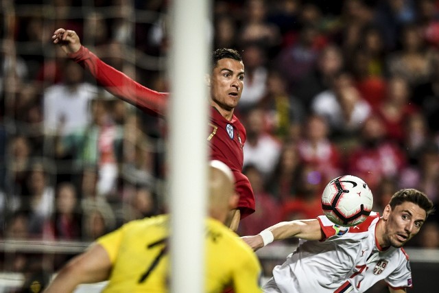 Portugalia - Serbia: Ronaldo walczy o piłkę z Mladenoviciem