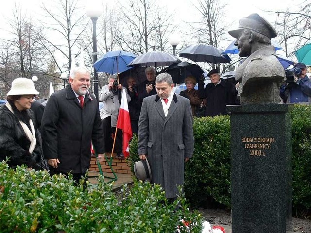 Odsłonięcie pomnika majora Hieronima Dekutowskiego przez prezydenta miasta, Jana Dziubińskiego (pierwszy z lewej) oraz Andrzeja Klarkowskiego z Kancelarii Prezydenta RP.