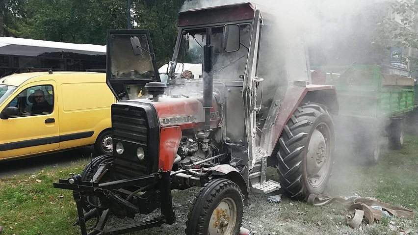 Kraków. Radiowcy i kierowca MPK ugasili płonący traktor [ZDJĘCIA]