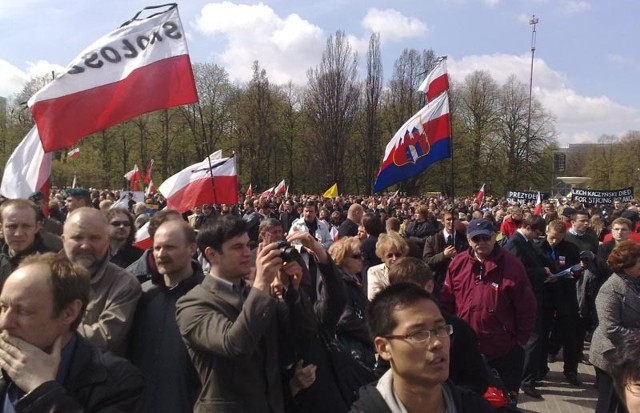 Na Placu Piłsudskiego w Warszawie zgromadziły się tłumy. Nie tylko Polaków.