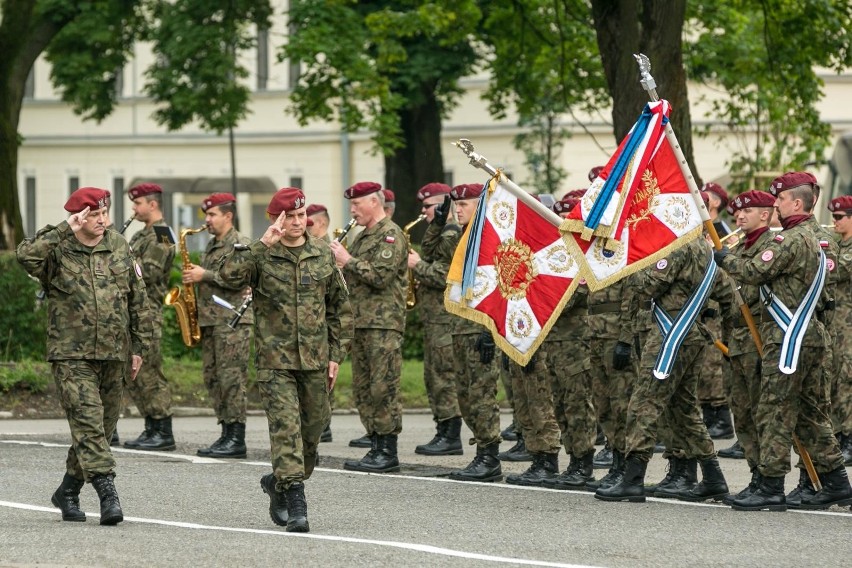 Kraków. Spadochroniarze w czerwonych beretach wrócili z Bałkanów i Ukrainy [GALERIA]