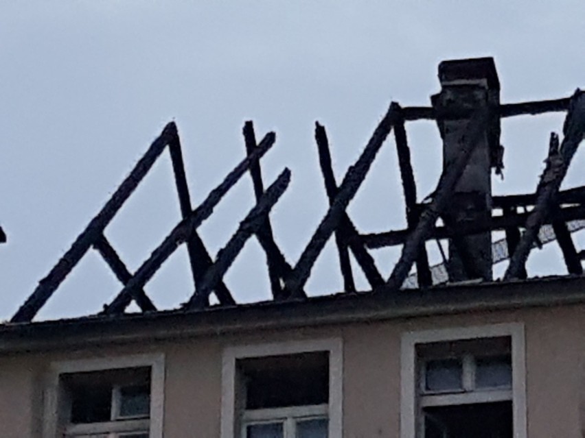 Po pożarze przy ul. Staromiejskiej w Szczecinie woda wciąż dostaje się do uratowanych mieszkań