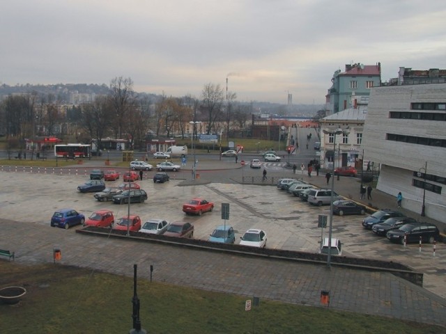 W centrum Przemyśla trudno jest zaparkować samochód. Wprowadzenie opłat na większej części ulic, zdaniem inicjatorów tego kroku, będzie sprzyjać większej rotacji samochodów. Nz. Rybi Plac, największy parking w centrum miasta.