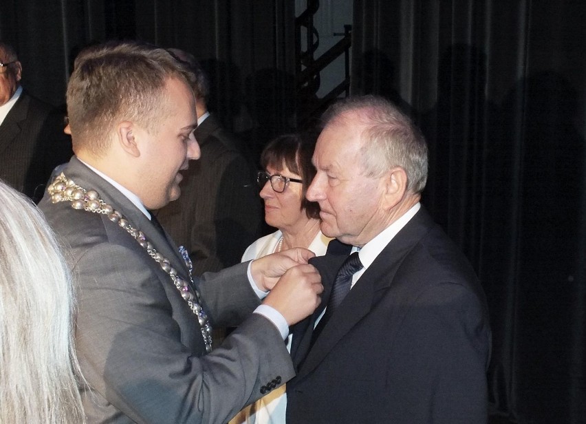 Marek Materek, prezydent Starachowic, wręcza Medal za...