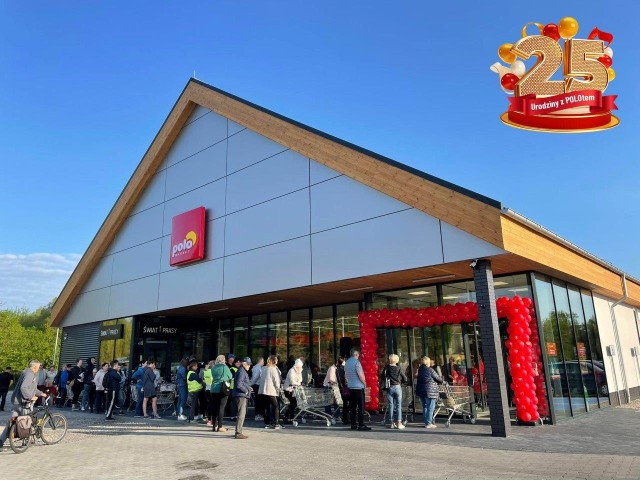 POLOmarket dziś - kolejka przed sklepem w Pruszczu Gdańskim w dniu otwarcia w maju 2022 roku
