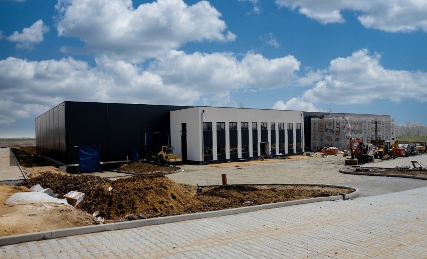 Ostatnie dwa wolne moduły nowej hali WSSE w Ząbkowicach Śląskich! Już niebawem otwarcie 