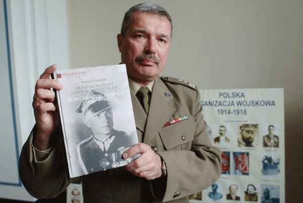 Wojciecha Grobelskiego losem generała zainteresował prof. Bogusław Polak, który był promotorem jego pracy doktorskiej. Książka to właśnie rozwinięcie dysertacji, którą Grobelski obronił w 2004 roku. 
