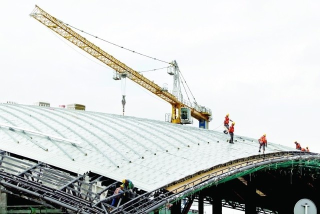 Budowany terminal będzie trzykrotnie większy od obecnego. Pierwsi pasażerowie odprawieni zostaną wiosną przyszłego roku. Wczoraj trwały roboty na dachu nowej hali. Fot. Krzysztof Łokaj