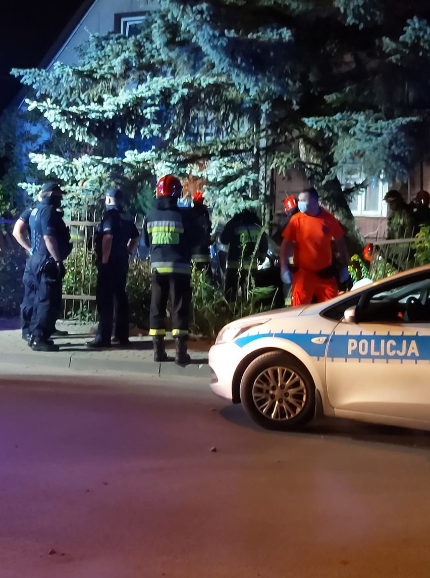 Białystok. Wypadek na ulicy Zaściańskiej. Honda wjechała w ogrodzenie. Pijany kierowca i pasażerka trafili do szpitala (zdjęcia)