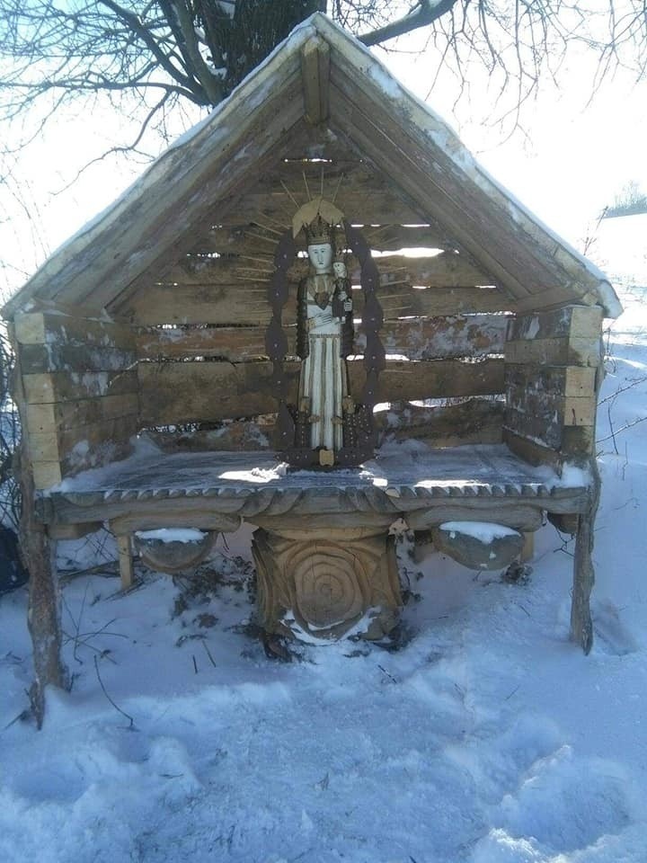 Kapliczka na stoku w Chyrowej.