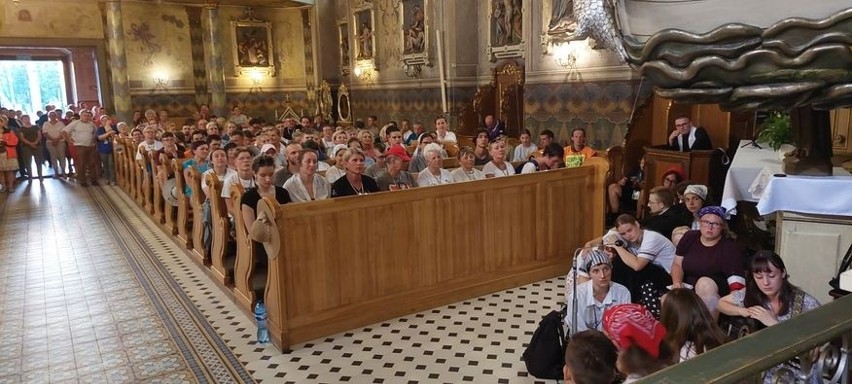 Powitanie w kościele w Dobrzyniu pielgrzymów idących do...