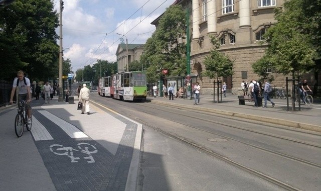 Przed Teatrem Wielkim na ul. Fredry w Poznaniu doszło do kolizji tramwaju z samochodem osobowym.