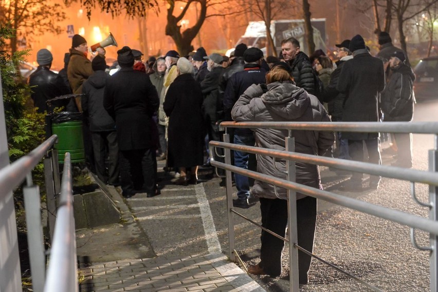 Protest mieszkańców przed siedzibą Lokatorsko-własnościowej...