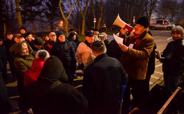 Protest mieszkańców przed siedzibą Lokatorsko-własnościowej Spółdzielni Mieszkaniowej "Morena" w Gdańsku, poniedziałek, 25.11.2019