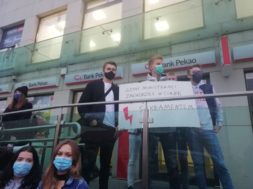 26 października - czwarty dzień protestu w Chojnicach w związku z zakazem aborcji [zdjęcia, wideo]