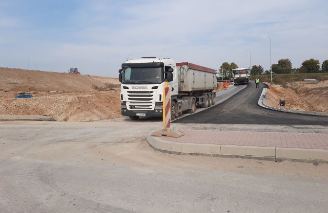 Prace przy budowie obwodnicy Iłży; na zdjęciu budowa drogi dojazdowej do obwodnicy na północ od Iłży.