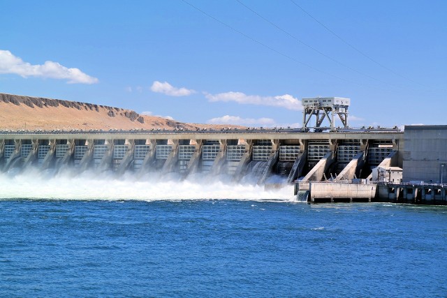 Przy kalkulacji eksploatacji elektrowni wodnej należy uwzględnić wiele czynników.