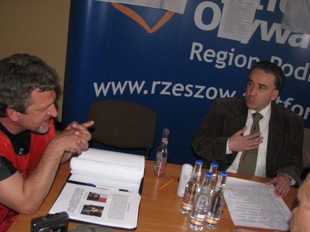 Andrzej Ślipko (z lewej) z Sierpnia &#8217;80 dyskutuje z Markiem Ordyczyńskim z Platformy Obywatelskiej.