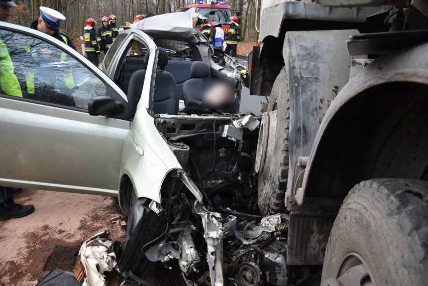 Wypadek w Katowicach: Samochód ciężarowy staranował toyotę.