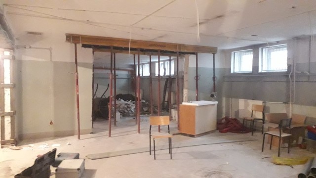 Ekipa budowlana przygotowuje pomieszczenie w dawnym gimnazjum w Przytyku, gdzie niedługo powstanie tu siłownia.
