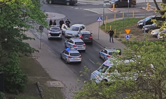 28-latek ukradł samochód ze stacji paliw na Prawobrzeżu i uciekał do ronda w Zdrojach