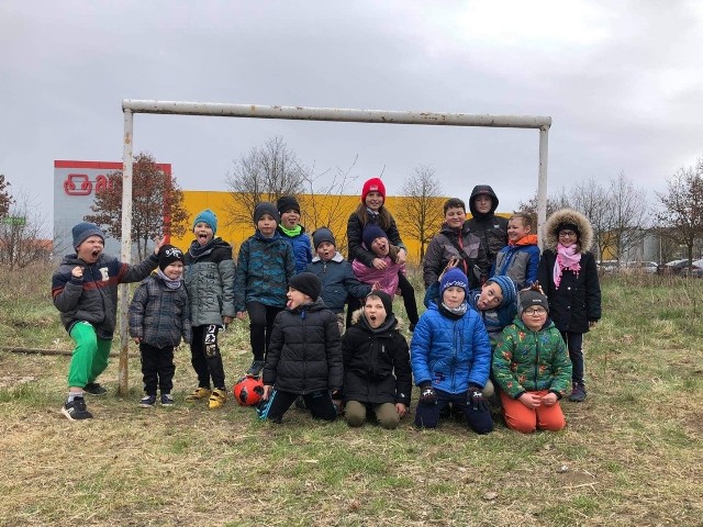 Na osiedlu Europejskim w Gorzowie brakuje miejsca do gry w piłkę. Dlatego grupa dzieci postanowiła wziąć sprawy w swoje ręce i sama zrobiła boisko. 