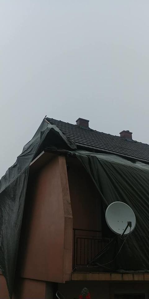 Zerwany dach w Ochojnie. Porywy wiatru narobiły szkody