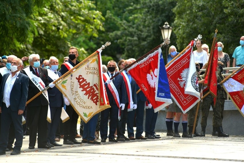 Uroczyste obchody Święta Wojska Polskiego w Radomiu. Apel Pamięci przed kościołem garnizonowym - zdjęcia