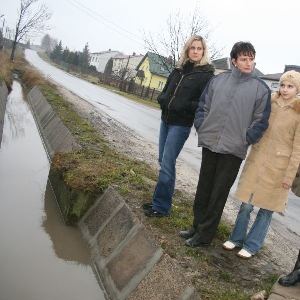 Rów przed posesją Małgorzaty Pietrasiewicz jest, ale co z tego, skoro woda z niego nie odpływa, tylko stoi tygodniami.