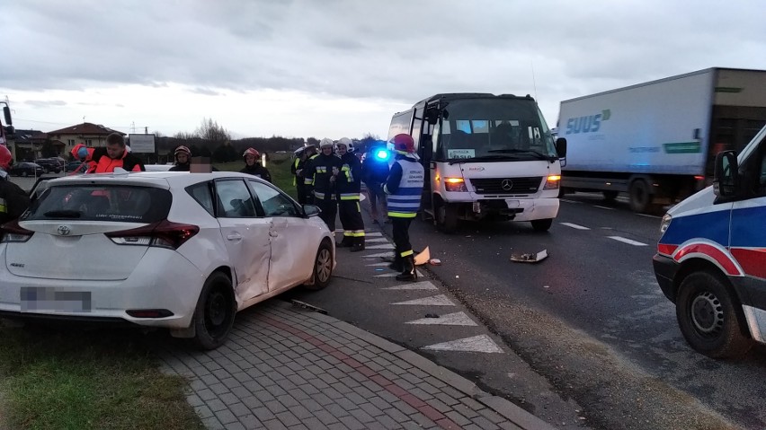 Grożny wypadek w Warzycach. Dwie osoby ranne w zderzeniu autobusu i dwóch osobówek [ZDJĘCIA]